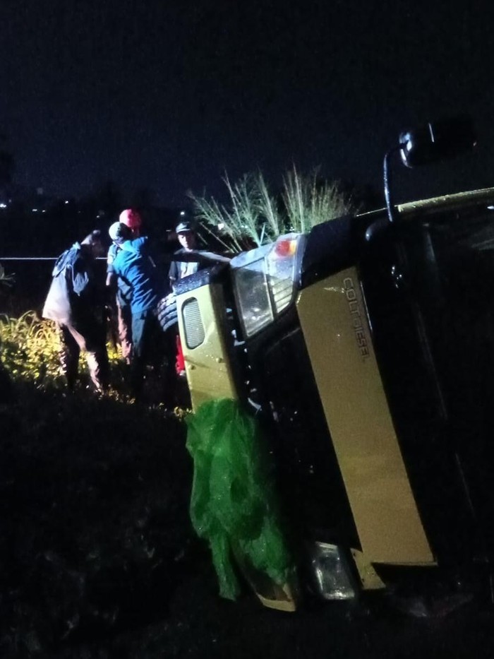 Proses evakuasi truk tinja yang terguling dan masuk ke sawah di Klaten Selatan, Klaten, Senin (17/2/2025) malam.