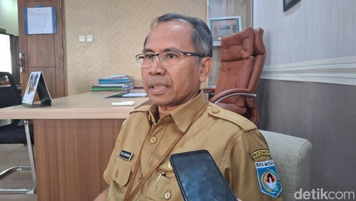 Kepala Dinas Tenaga Kerja Kota Mataram Rudi Suryawan saat diwawancarai di ruangannya, Selasa (18/2/2025). (Nathea Citra/detikBali)