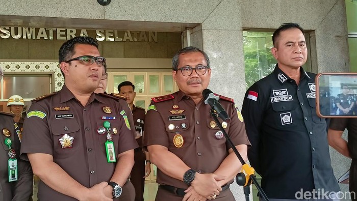 Kepala Kejaksaan Negeri Sumsel Yulianto (tengah)