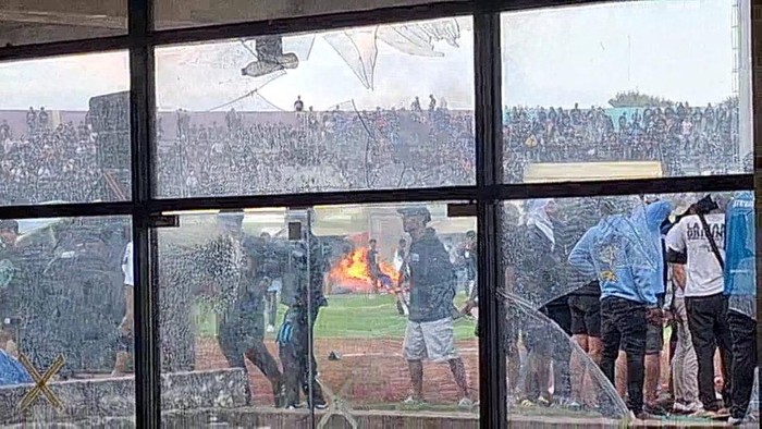 Kerusuhan laga Persela vs Persijap suporter merusak dan membakar fasilitas Stadion Tuban Sport Center