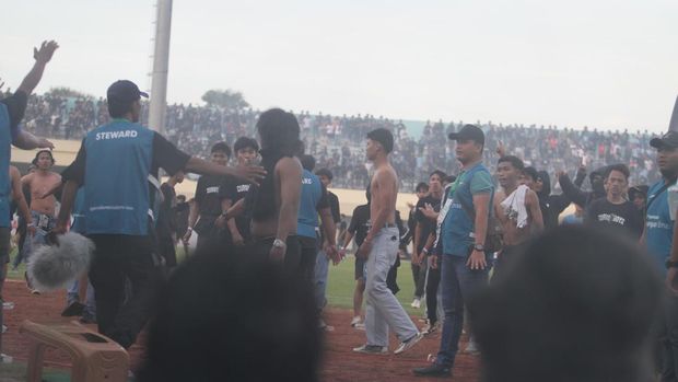 Kerusuhan laga Persela vs Persijap suporter merusak dan membakar fasilitas Stadion Tuban Sport Center