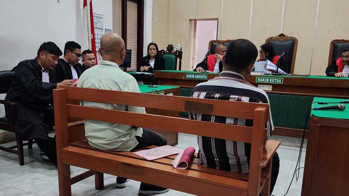 Staf Ahli Bupati Taput Polmudi Sagala dan Hanson Einstein Siregar menjalani sidang di Pengadilan Tipikor Medan (Dok. Istimewa)