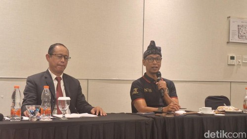 Ketua IHMGA NTB Lalu Kusnawan (kanan) seusai menggelar konferensi pers terkait dampak efisiensi anggaran pada sektor hotel di Hotel Prime Park, Mataram, Senin (17/2/2025). (Nathea Citra/detikBali)