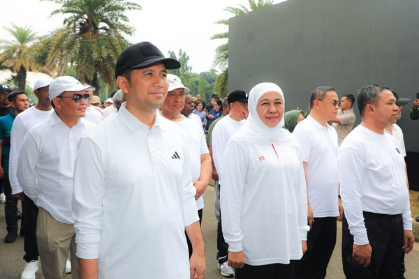 Khofifah dan Emil saat mengikuti latihan baris-berbaris dalam gladi kotor pelantikan kepala daerah di Monas