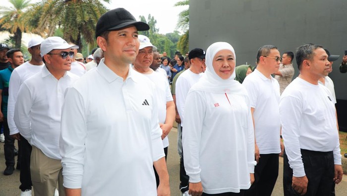 Khofifah-Emil saat mengikuti latihan baris-berbaris dalam gladi kotor pelantikan kepala daerah di Monas.