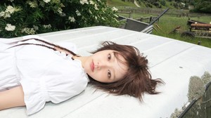Jiyu paling mencuri perhatian dengan rambut pendek dengan aksen kepang dua panjang. Kelahiran 2006 ini bernama asli Seo Jiyu.
