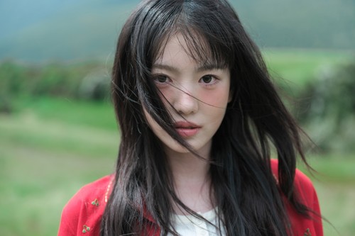 Member girlband KiiiKiii, Sui.