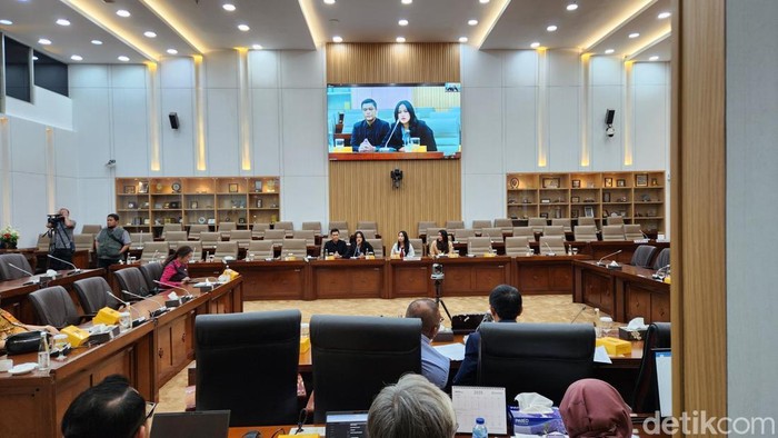 Komisi VI DPR RI menggelar RDPU dengan sejumlah eks pramugari Garuda Indonesia, Selasa (18/2).