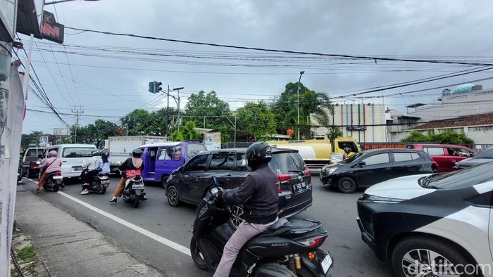 Kondisi arus lalu lintas di Simpang Cihanjuang Cimahi