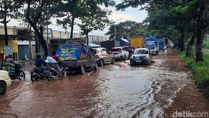 Kondisi Jalan Pantura Pati - Juwana terendam banjir sore ini, Selasa (18/2/2025).