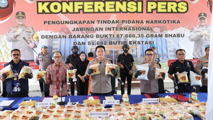 Konferensi pers pengungkapan kasus narkoba jaringan internasional di Riau. (Raja Adil Siregar/detikSumut))