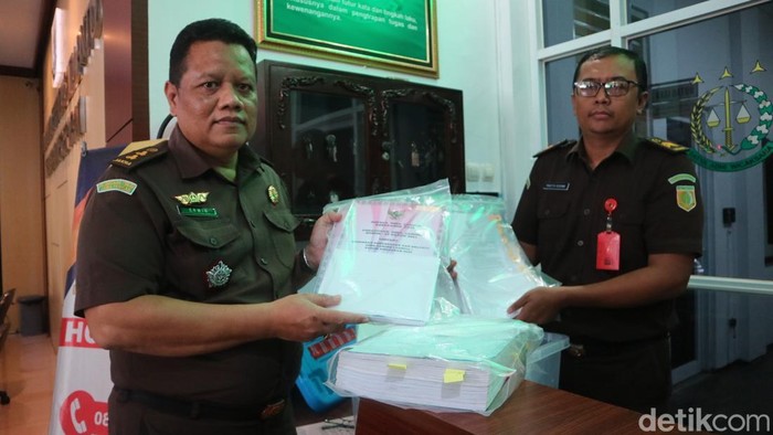 Kasi Pidana Khusus Kejaksaan Negeri Pati, Erwin Adriyanto menunjukan barang bukti kepada wartawan ditemui di kantornya, Selasa (18/2/2025).