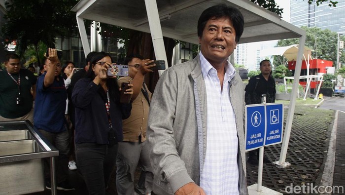 Eks Direktur Utama PT Pertamina Elia Massa Manik bergegas meninggalkan gedung KPK Merah Putih, Jakarta, Selasa (18/2/2025) usai menjalani pemeriksaan.