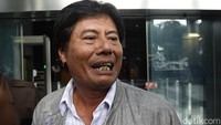Eks Direktur Utama PT Pertamina Elia Massa Manik bergegas meninggalkan gedung KPK Merah Putih, Jakarta, Selasa (18/2/2025) usai menjalani pemeriksaan.   