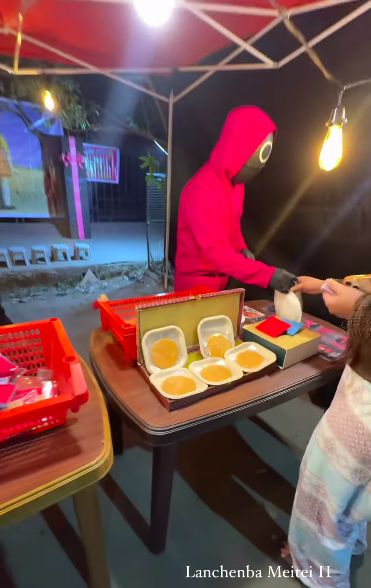 Kreatif! Gerai Ini Jual Permen Dalgona dengan Pelayan Berkostum Pink