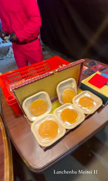 Kreatif! Gerai Ini Jual Permen Dalgona dengan Pelayan Berkostum Pink