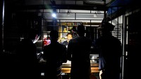 Keadaan sulit tersebut telah melumpuhkan sistem kelistrikan pulau yang berderit dan menyebabkan pemadaman listrik terbesar sejak beberapa jaringan listrik nasional runtuh akhir tahun lalu yang membuat seluruh negara berpenduduk 10 juta orang itu dalam kegelapan, yang memicu protes dan kerusuhan yang tersebar.  