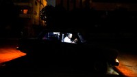 Seorang pria mengendarai mobil saat listrik padam setelah kegagalan pembangkit listrik utama di Havana, Kuba. Pemerintah Kuba menutup sekolah dan meminta pekerja yang tidak penting untuk tinggal di rumah pada hari Jumat (14/2) karena jaringan listriknya terputus setelah kegagalan pembangkit listrik utama, yang menyebabkan pemadaman listrik yang meluas di seluruh pulau yang dilanda krisis tersebut.