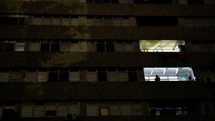 People sit outside their home during a blackout following the failure of a major power plant, Havana, Cuba February 13, 2025. REUTERS/Norlys Perez