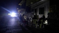 Menurut laporan pemerintah, hanya enam dari 15 pembangkit listrik berbahan bakar minyak di negara itu yang beroperasi, dan kekurangan bahan bakar yang parah telah membuat tidak mungkin untuk menjalankan kelompok generator berbahan bakar diesel yang lebih kecil yang biasanya mendukung sistem tersebut.  