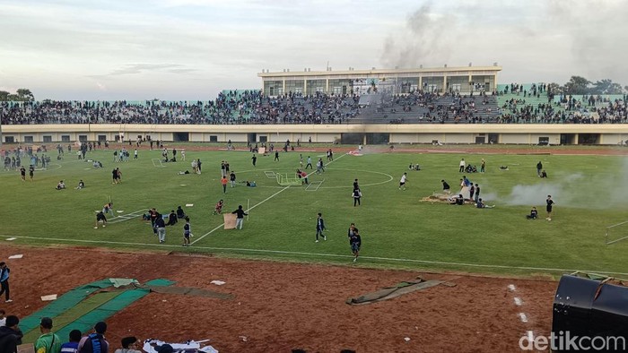 Laga Persela Vs Persijap di Stadion Tuban Sport Center. Laga sempat terhenti akibat kericuhan suporter