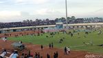 Laga Persela Vs Persijap Dihentikan gegera Penonton Masuk Lapangan