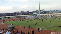 wasit kemudian menghentikan laga pada menit ke-78. Kedua tim dan ofisial pertandingan kemudian diamankan ke tempat yang aman.
