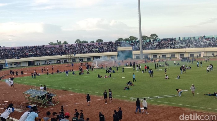 Laga Persela Vs Persijap di Stadion Tuban Sport Center. Laga sempat terhenti akibat kericuhan suporter