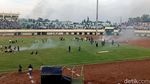 Laga Persela Vs Persijap Dihentikan gegera Penonton Masuk Lapangan
