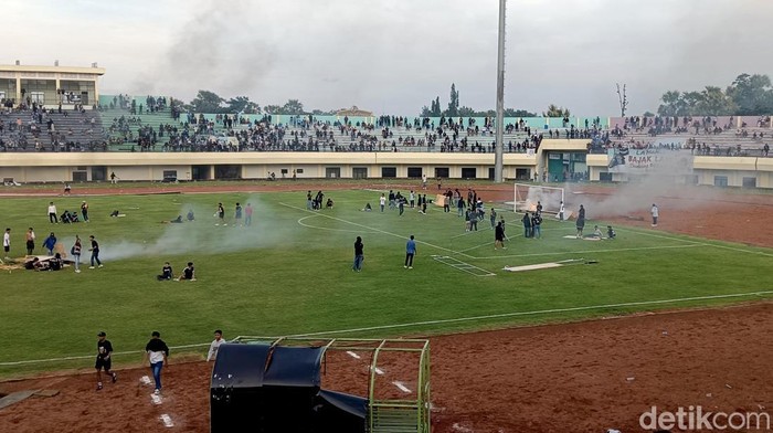 Laga Persela Vs Persijap di Stadion Tuban Sport Center Laga Persela Vs Persijap di Stadion Tuban Sport Center. Laga sempat terhenti akibat kericuhan suporter