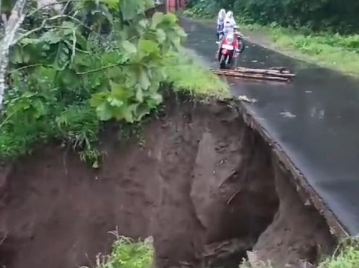 Penampakan talut yang menghubungkan Desa Logede dan Desa Ngemplak, Klaten, yang longsor, Selasa (18/2/2025).