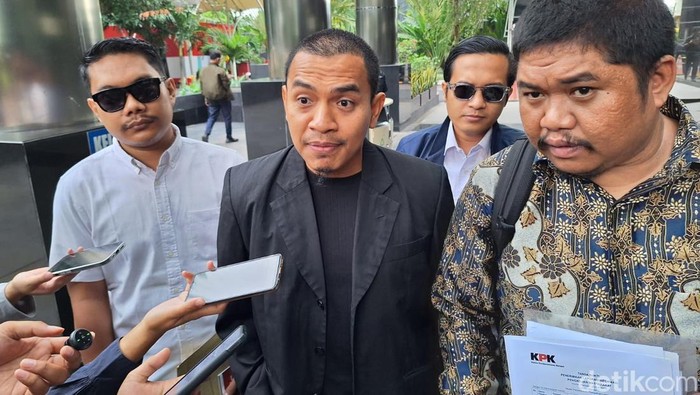 M Fithrat Irfan, seorang yang mengaku sebagai mantan staf di DPD RI, melapor ke KPK terkait dugaan suap dalam proses pemilihan Ketua DPD RI 2024-2029. (baju batik) (Fadil/detikcom).