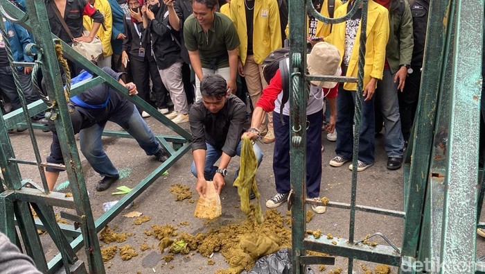 Mahasiswa sebarkan kotoran dan bakar poster di halaman Kantor Gubernur Jateng, Kecamatan Semarang Selatan, Selasa (18/2/2025).