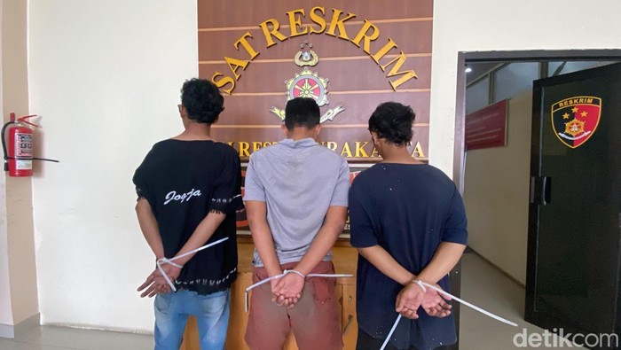 Tiga pelaku pencurian modus ban kempes saat diamankan di Mapolresta Solo, Selasa (18/2/2025).