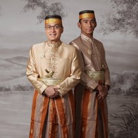 Suami dan putra Marini, Daffa Wardhana, tampil mengenakan jas tutu berwarna coklat keemasan dipadukan dengan kain sarung. Melengkapi penampilannya, keduanya juga memakai penutup kepala khas pria adat Bugis. Foto: Instagram/@marinizumarnisreal
