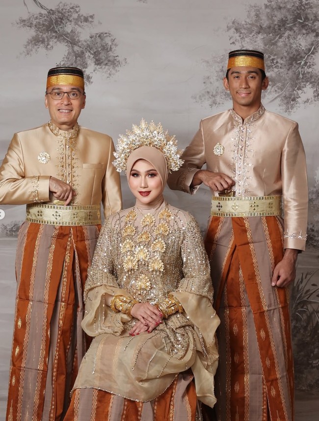 Sementara Marini tampil anggun dan cantik dalam balutan busana senada bernuansa coklat keemasan dan kain sarung sebagai bawahannya. Ia juga melengkapi penampilannya dengan beragam aksesori pelengkap, seperti gelang dan kalung. Foto: Instagram/@marinizumarnisreal