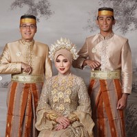 Sementara Marini tampil anggun dan cantik dalam balutan busana senada bernuansa coklat keemasan dan kain sarung sebagai bawahannya. Ia juga melengkapi penampilannya dengan beragam aksesori pelengkap, seperti gelang dan kalung. Foto: Instagram/@marinizumarnisreal