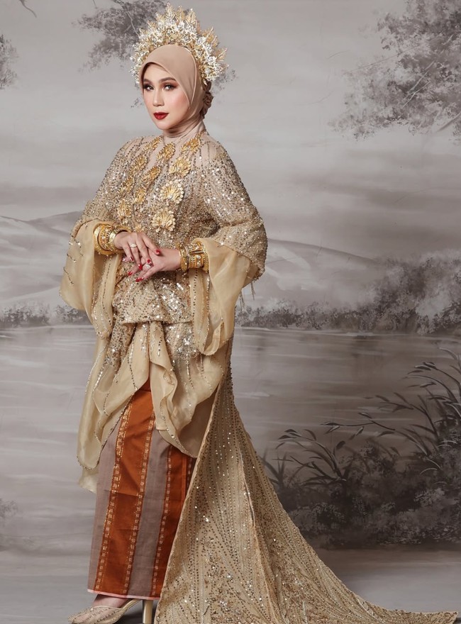 Penampilan Marini semakin menawan dengan Saloko, mahkota khas adat Bugis. Detail buntut menyapu lantai yang melengkapi penampilannya membuat Marini terlihat semakin anggun. Foto: Instagram/@marinizumarnisreal