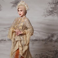 Penampilan Marini semakin menawan dengan Saloko, mahkota khas adat Bugis. Detail buntut menyapu lantai yang melengkapi penampilannya membuat Marini terlihat semakin anggun. Foto: Instagram/@marinizumarnisreal