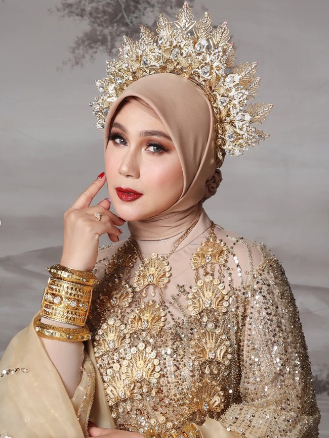 Penampilannya juga terlihat semakin memukau dengan makeup bold. Smokey eyes dengan eyeshadow coklat gelap ditambah dengan eyeliner dan bulu mata palsu membuat tampilan mata Marini terlihat lebih tajam. Penampilannya itu disempurnakan dengan lipstik berwarna merah. Foto: Instagram/@marinizumarnisreal
