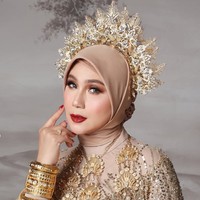 Penampilannya juga terlihat semakin memukau dengan makeup bold. Smokey eyes dengan eyeshadow coklat gelap ditambah dengan eyeliner dan bulu mata palsu membuat tampilan mata Marini terlihat lebih tajam. Penampilannya itu disempurnakan dengan lipstik berwarna merah. Foto: Instagram/@marinizumarnisreal