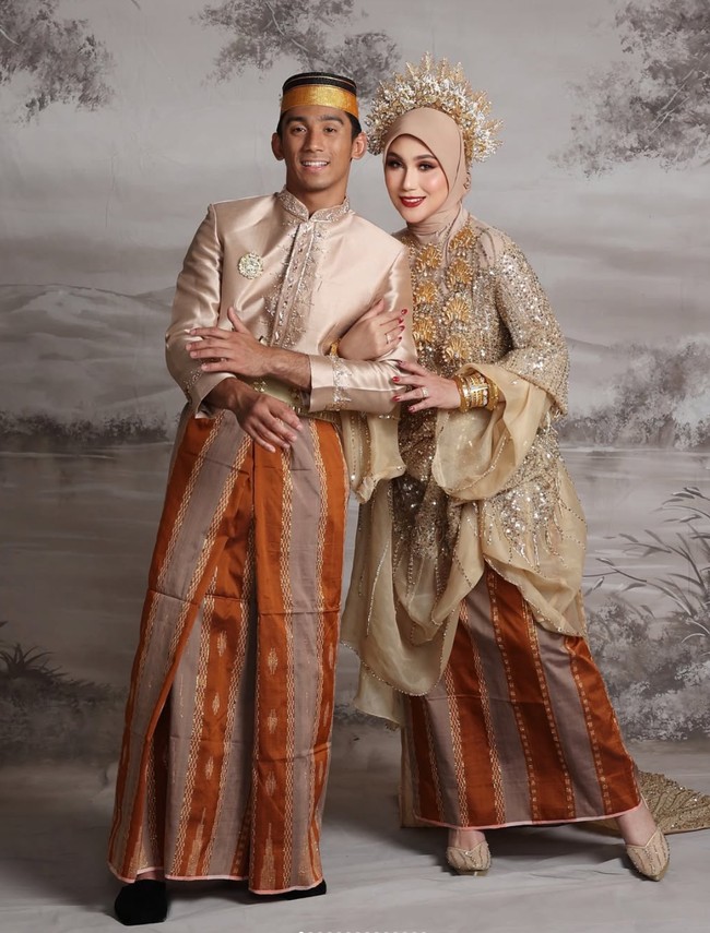 Tak hanya sekedar memiliki darah keturunan Bugis, dalam keterangan unggahannya Marini juga mengungkapkan jika dirinya bisa mengerti bahasa Bugis. Adat Bugis, Sangat melekat di Hati saya, bahkan aku bisa mengerti bahasa Bugis.. tulis Marini. Foto: Instagram/@marinizumarnisreal