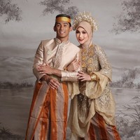 Tak hanya sekedar memiliki darah keturunan Bugis, dalam keterangan unggahannya Marini juga mengungkapkan jika dirinya bisa mengerti bahasa Bugis. Adat Bugis, Sangat melekat di Hati saya, bahkan aku bisa mengerti bahasa Bugis.. tulis Marini. Foto: Instagram/@marinizumarnisreal