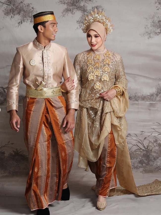 Penampilan Marini di pemotretan tersebut banjir pujian netizen. Tak sedikit yang memuji paras wanita 48 tahun itu. Tanteee cantik sekali, komentar salah seorang netizen. Masya Allah Ibu peri cantik bgt, tambah netizen lain. Foto: Instagram/@marinizumarnisreal