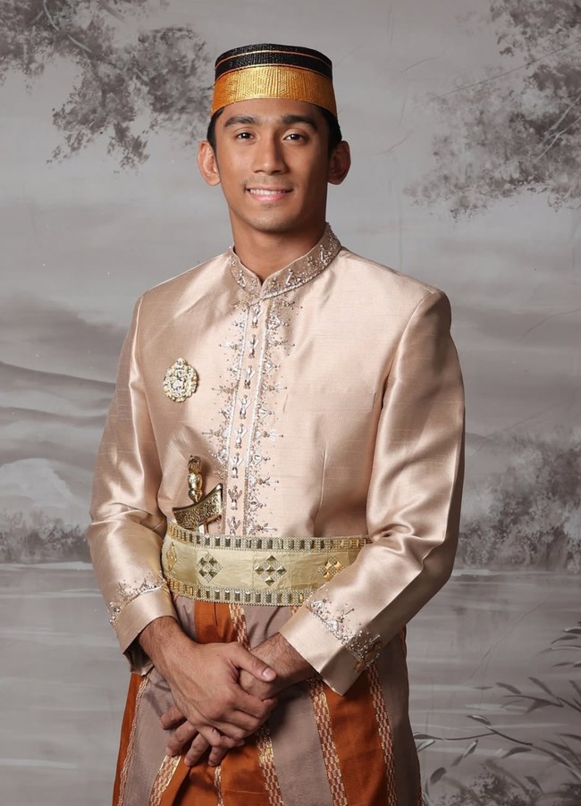 Yang tak kalah curi atensi ialah penampilan putra Marini, Daffa Wardhana. Daffa terlihat gagah mengenakan pakaian adat Bugis. Aura keluarga Marini saat kenakan pakaian adat disebut-sebut bak bangsawan. Waaaahh cocok bangsawan Bugis, komentar salah seorang netizen. Masya Allah cantiknya bangsawan turunan PETa, tambah netizen lain. Foto: Instagram/@marinizumarnisreal