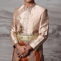 Yang tak kalah curi atensi ialah penampilan putra Marini, Daffa Wardhana. Daffa terlihat gagah mengenakan pakaian adat Bugis. Aura keluarga Marini saat kenakan pakaian adat disebut-sebut bak bangsawan. Waaaahh cocok bangsawan Bugis, komentar salah seorang netizen. Masya Allah cantiknya bangsawan turunan PETa, tambah netizen lain. Foto: Instagram/@marinizumarnisreal