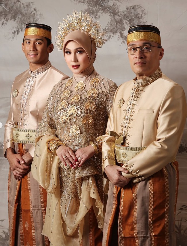 Marini Zumarnis dan keluarga baru-baru ini membagikan hasil pemotretannya dengan mengenakan pakaian adat Bugis. Diketahui adat Bugis tersebut merupakan turunan dari ibu Marini yang memiliki darah Bone dan Palopo, Bugis. Foto: Instagram/@marinizumarnisreal