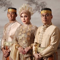 Marini Zumarnis dan keluarga baru-baru ini membagikan hasil pemotretannya dengan mengenakan pakaian adat Bugis. Diketahui adat Bugis tersebut merupakan turunan dari ibu Marini yang memiliki darah Bone dan Palopo, Bugis. Foto: Instagram/@marinizumarnisreal