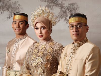 8 Gaya Ibu-Anak, Marini Zumarnis dan Daffa Wardhana Pakai Baju Adat Bugis