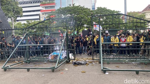 Massa demo di depan Kantor Gubernur Jateng, Selasa (18/2/2025).